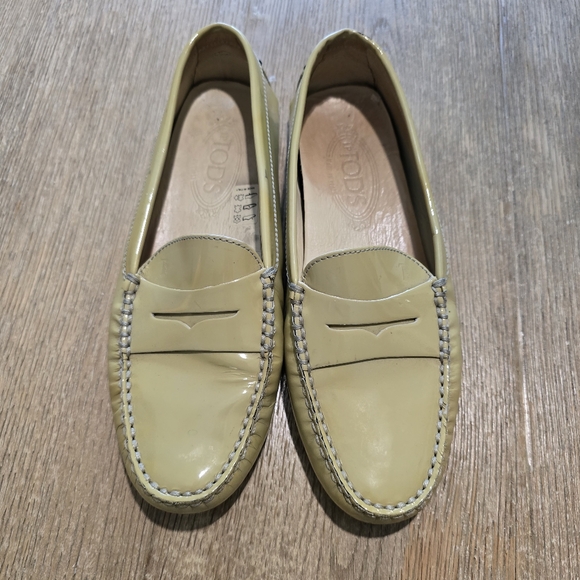 Tod's Women's Gommino Tan‎ Yellow Patent Slip On Driving Loafers Preppy Sz 38 - Picture 1 of 9